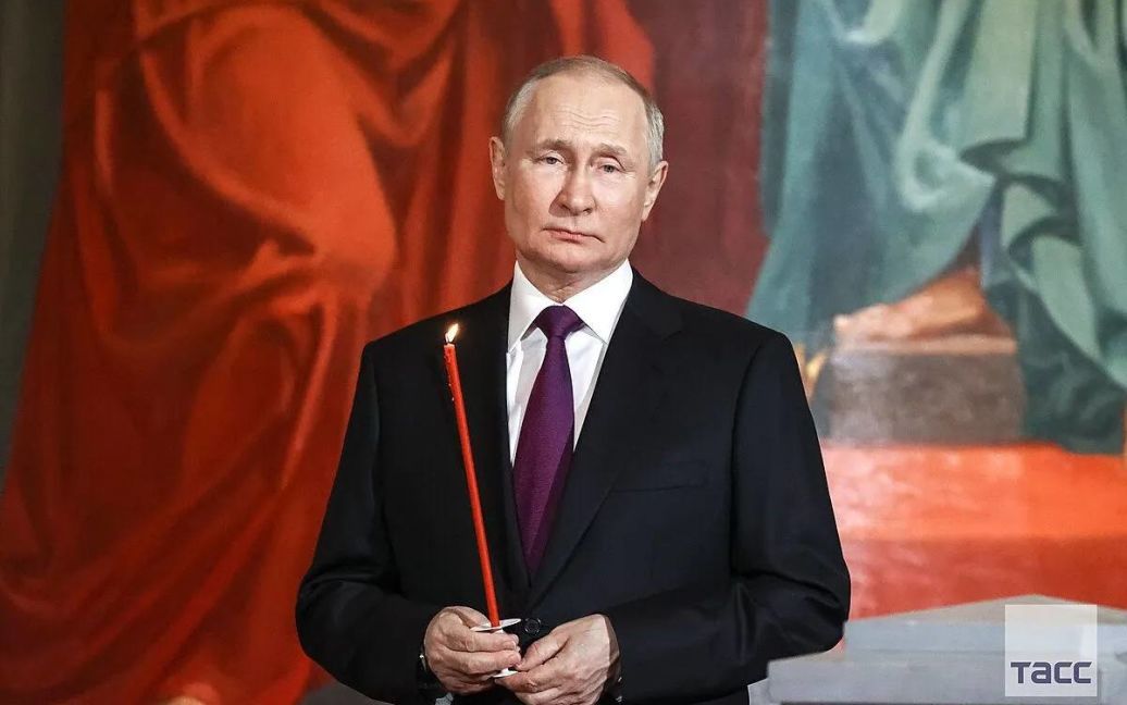 У Путіна на шиї помітили загадковий шрам у вигляді російської свастики